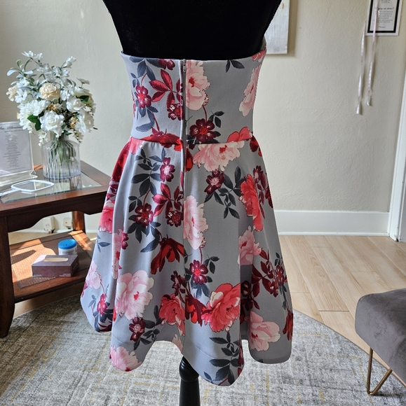 Size 8 short floral strapless fit and flare homecoming or juniors party dress - Picture 3 of 9